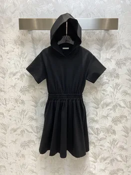 Черна ежедневна рокля с качулка и отворен гръб, с пола от еластичен колан и качулка